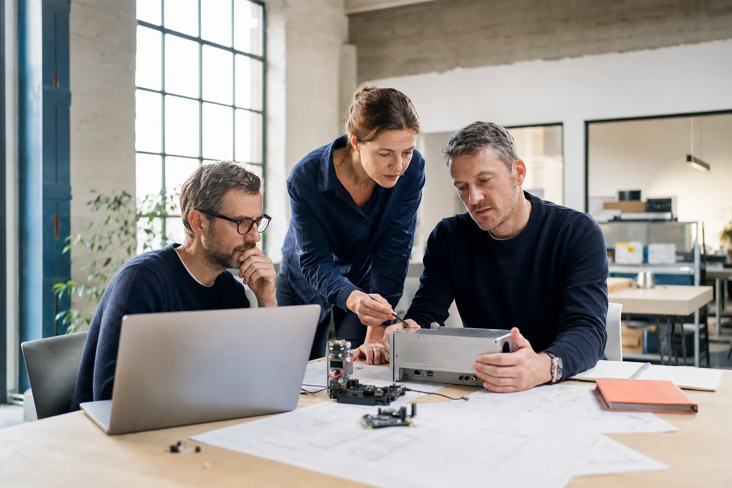 Erfahrenes Entwicklungsteam arbeitet an einem verbundenen Hard- und Softwaresystem