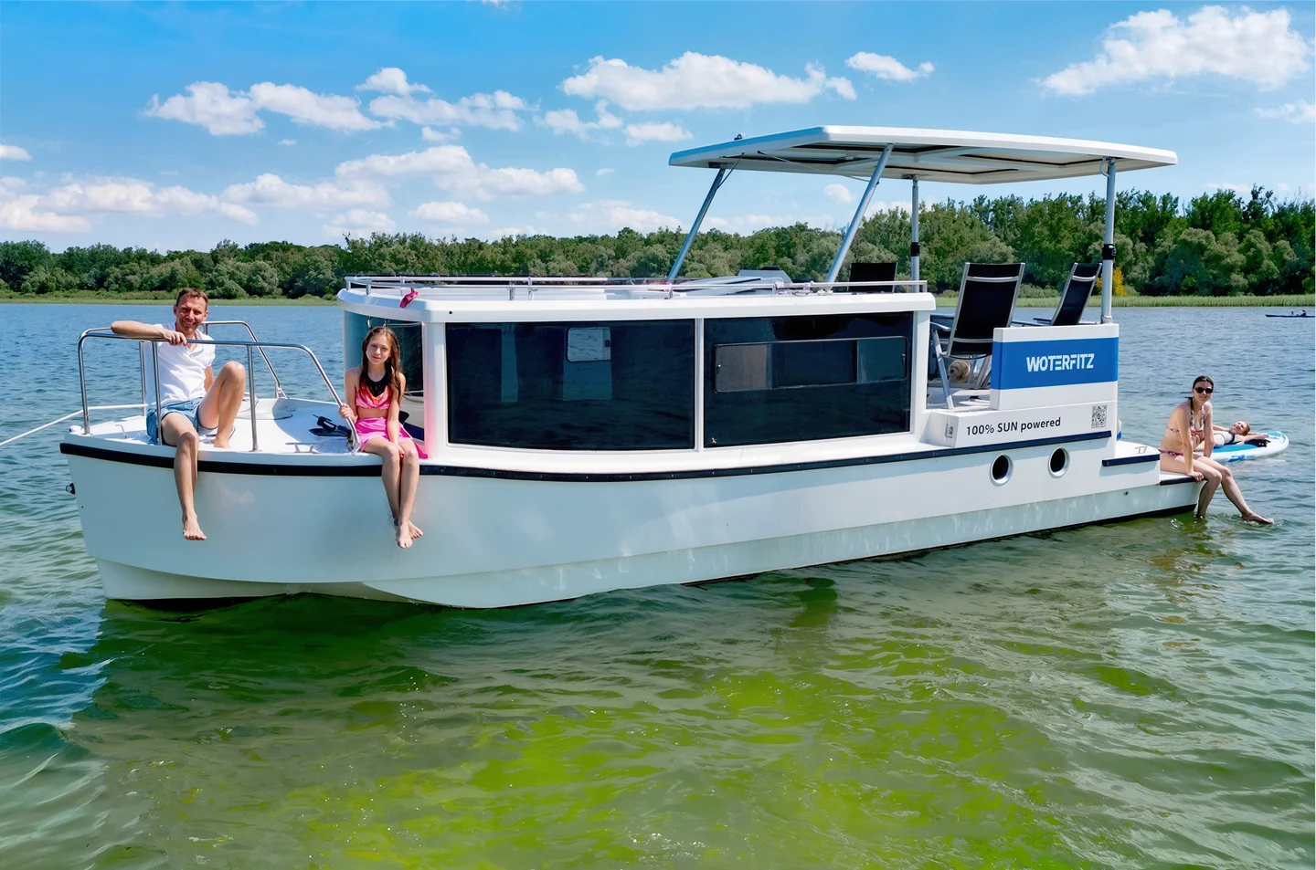Originale Woterfitz Voyager 900e mit Familie auf einem ruhigen See